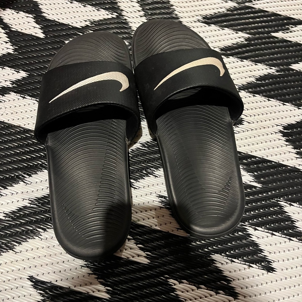 Nike slides youth